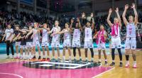 Die Telekom Baskets Bonn feiern einen Sieg mit ihren Fans (Archivbild).
