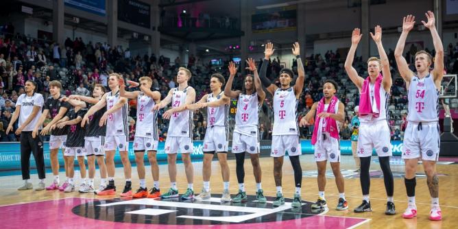 Telekom Baskets vs. Jena