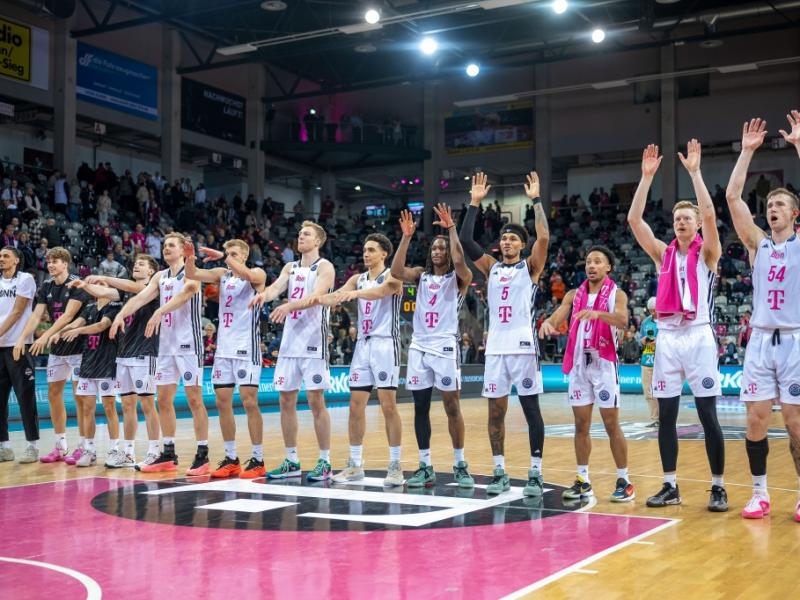 Telekom Baskets vs. Jena: Topscorer John-Michael Wright verhilft Telekom Baskets zum Sieg