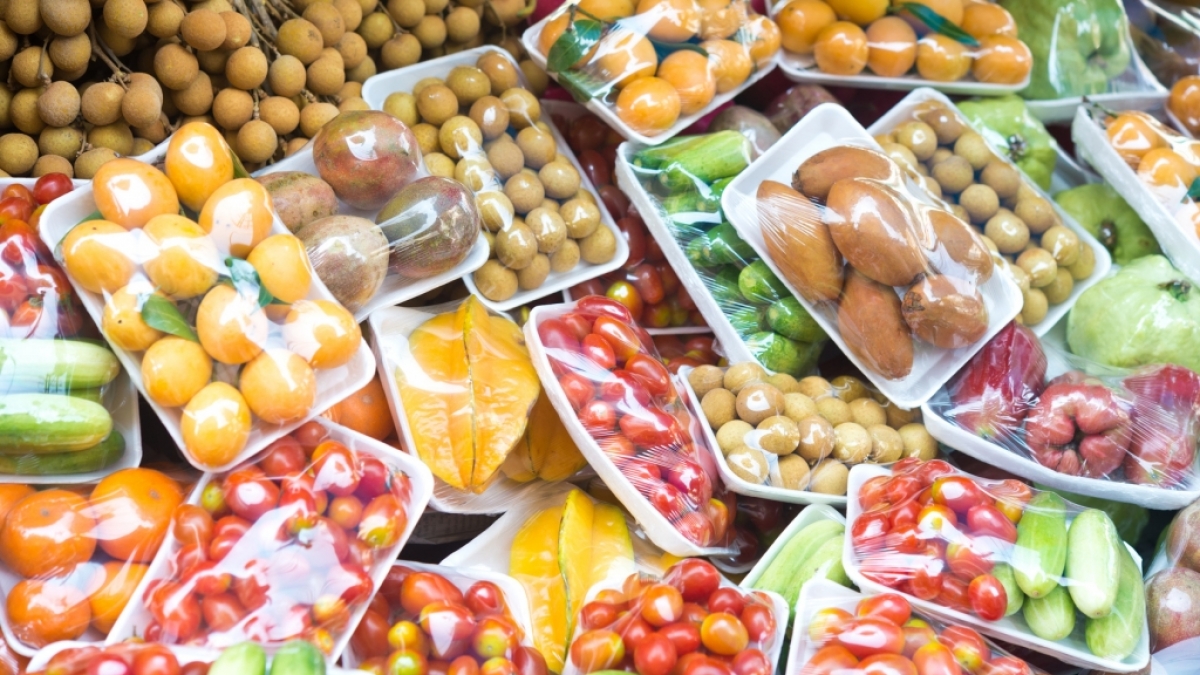 Viele Lebensmittel sind in Plastik verpackt. Ist das ungesund? (Foto)