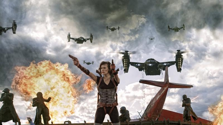 Alice (Milla Jovovich) kämpft gegen Zombies und Monster in »Resident Evil«.