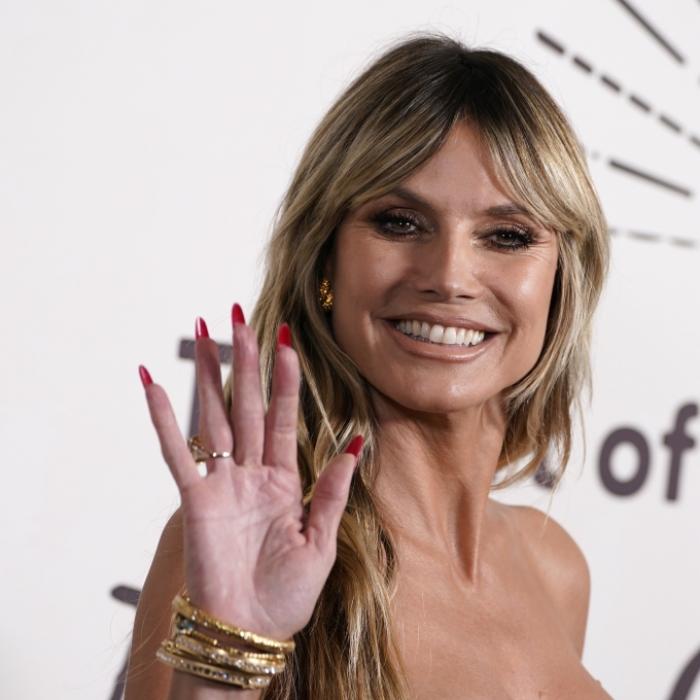Ohne BH im Transparent-Kleid! Dieser Nackt-Look ist verdammt sexy