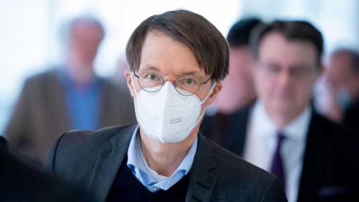 Am Mittwoch ist die Zahl der Corona-Neuinfektionen in Deutschland gestiegen. Epidemiologe Karl Lauterbach nimmt auf Twitter Stellung.