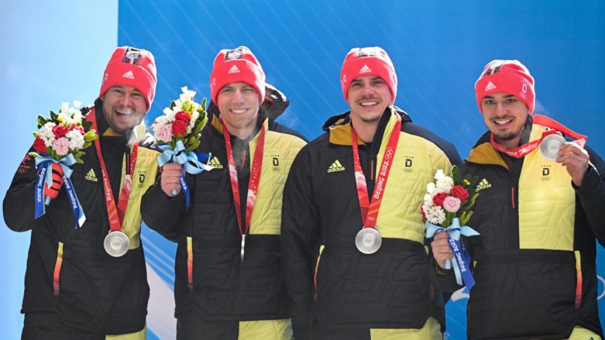 Bobpilot Johannes Lochner mit seinem Team Florian Bauer, Christopher Weber und Christian Rasp aus Deutschland feiern auf dem Podium. (Foto)