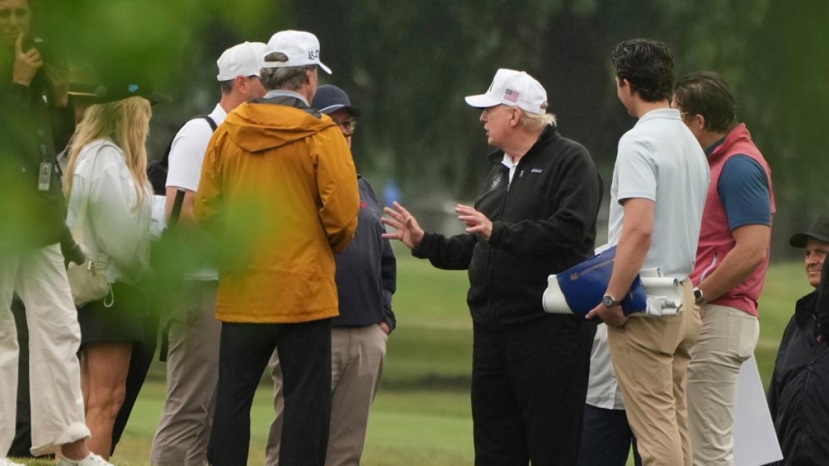Donald Trump beim Rundgang&nbsp;&uuml;ber den Golfplatz im East Potomac Park. (Foto)