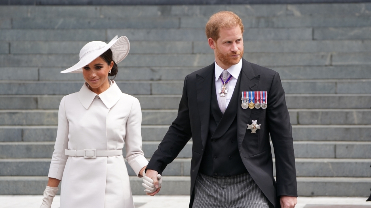Prinz Harry ist aktuellen Royals-News zufolge felsenfest davon &uuml;berzeugt, dass seine 1997 verstorbene Mutter Prinzessin Diana heute noch aus dem Jenseits zu seiner Ehefrau Meghan Markle spricht. (Foto)