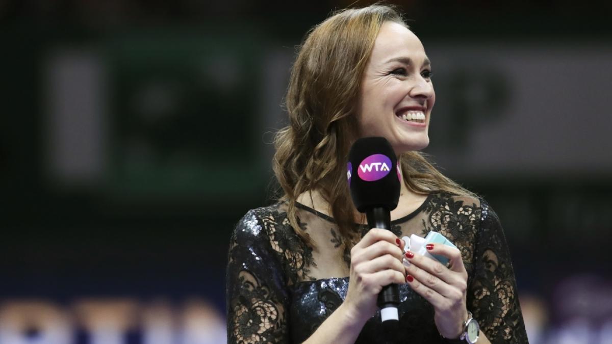 Martina Hingis l&auml;chelt w&auml;hrend ihrer Abschiedszeremonie. 23 Jahre nach ihrem ersten Auftritt auf der WTA-Tour und nach insgesamt 25 Grand-Slam-Titeln beendete die 37-j&auml;hrige Schweizerin bei den WTA Finals 2017 ihre erfolgreiche Karriere. (Foto)