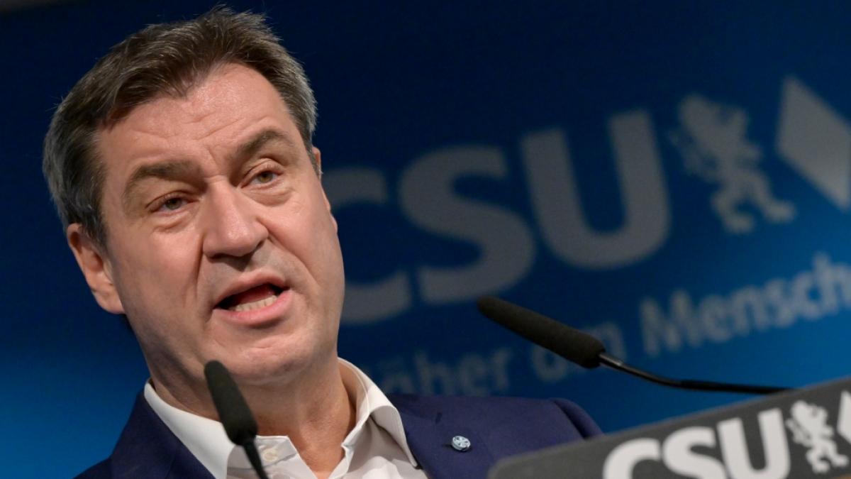 Markus S&ouml;der f&auml;hrt mit der Bahn. Die Kritik l&auml;sst nicht lange auf sich warten. (Foto)