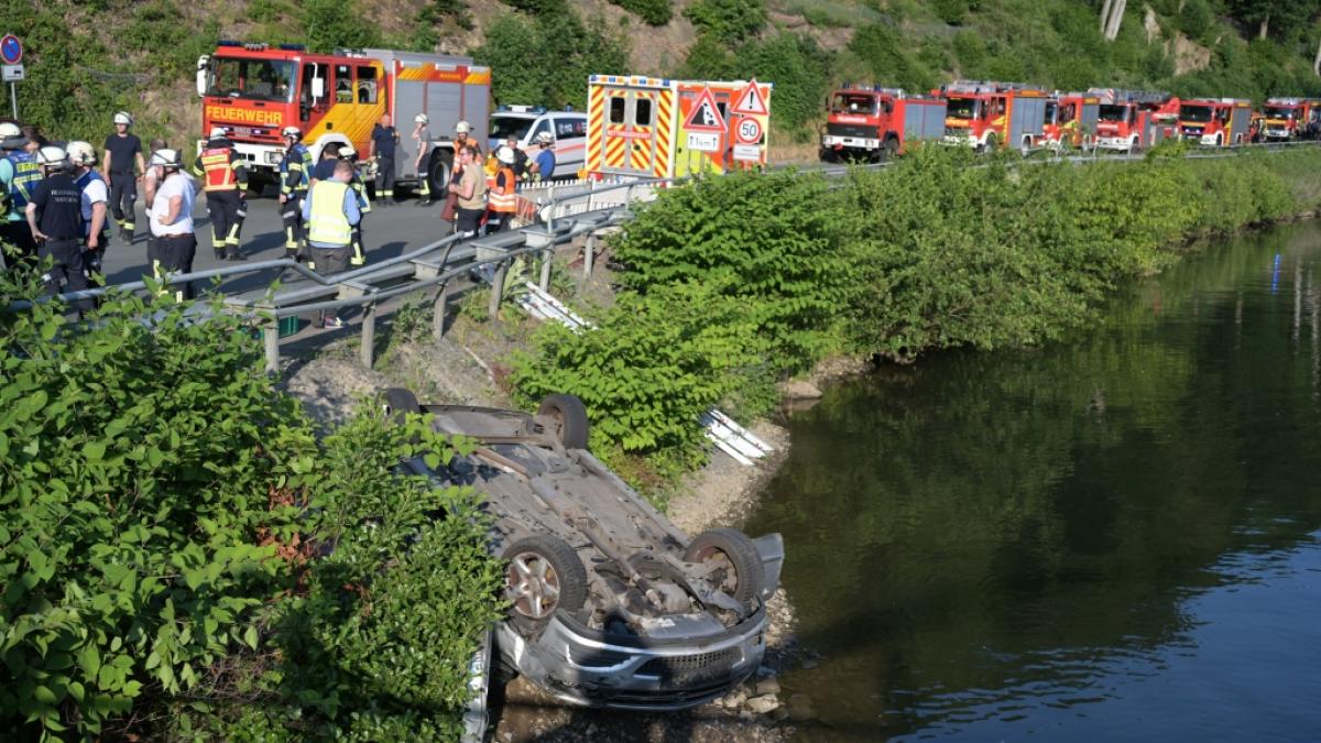 Ein Auto ist in Werdohl (M&auml;rkischer Kreis) von der Stra&szlig;e abgekommen und in den Fluss Lenne gefahren. Zwei Frau konnten geborgen werden, eine &uuml;berlebte das Drama nicht. (Foto)