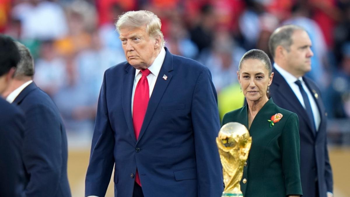 US-Pr&auml;sident Donald Trump und die mexikanische Pr&auml;sidentin Claudia Sheinbaum gehen w&auml;hrend der Siegerehrung an der Sieger-Troph&auml;e vorbei. (Foto)