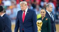 US-Präsident Donald Trump und die mexikanische Präsidentin Claudia Sheinbaum gehen während der Siegerehrung an der Sieger-Trophäe vorbei.