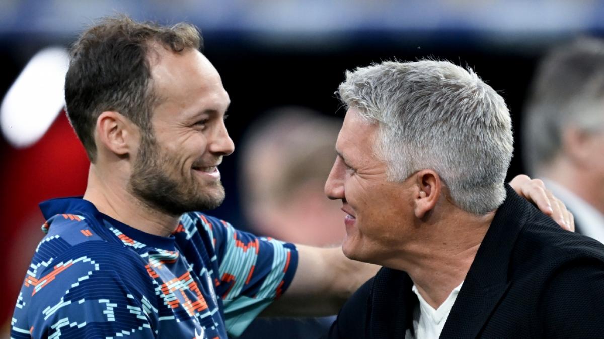 Bastian Schweinsteiger begr&uuml;&szlig;t Daley Blind von den Niederlanden vor dem Halbfinal-Spiel. (Foto)