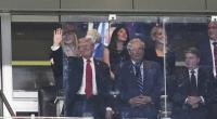 US-Präsident Donald Trump winkt während des zweiten Innings eines Baseballspiels zwischen den New York Yankees und den Detroit Tigers.