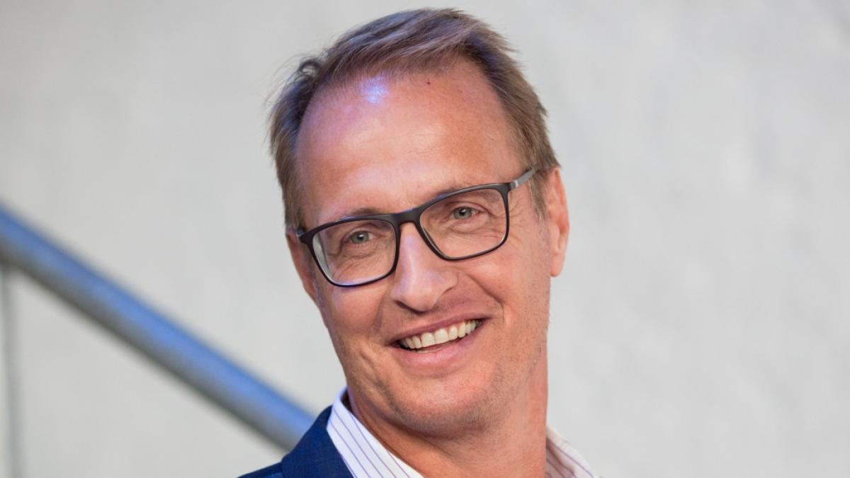 Florian K&ouml;nig l&ouml;st Thomas Helmer bei der Moderation des Fu&szlig;ball-Talks "Doppelpass" bei Sport 1 ab. (Foto)