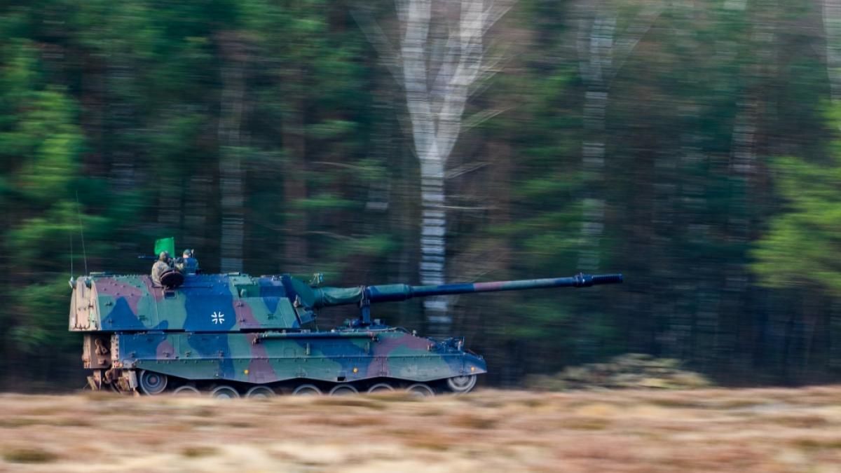 Eine Panzerhaubitze 2000 f&auml;hrt w&auml;hrend einer &Uuml;bung &uuml;ber einen Truppen&uuml;bungsplatz Altengrabow. (Foto)