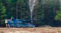 Eine Panzerhaubitze 2000 fährt während einer Übung über einen Truppenübungsplatz Altengrabow.