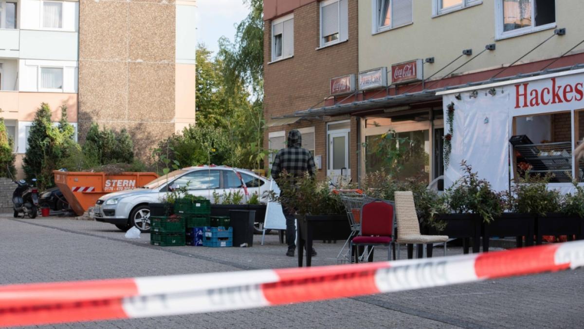 Im Dormagener Stadtteil Hackenbroich ist der Bereich um einen Kiosk als Tatort abgesperrt, nachdem ein Mann erschossen wurde. (Foto)