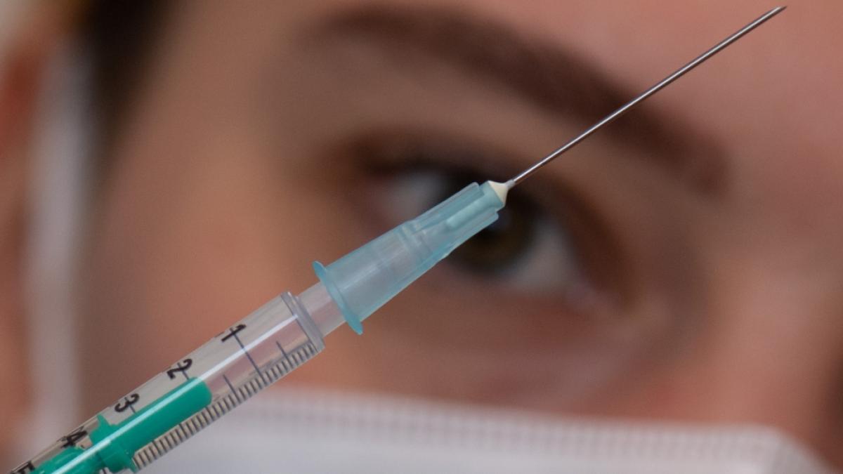 Der aktuellen Stiko-Empfehlung sollten sich alle ab 18 Jahren eine Booster-Impfung abholen, um den Impfschutz gegen das Coronavirus zu verbessern. (Foto)