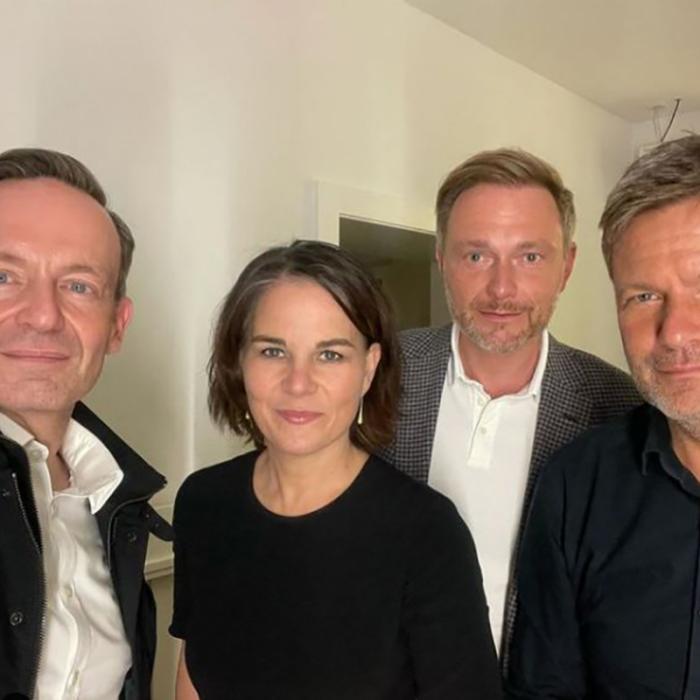 So lacht Twitter über das Selfie von Baerbock, Lindner und Co.