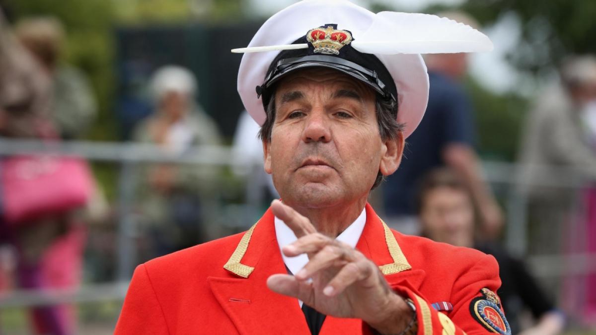 David Barber ist der Herr der k&ouml;niglichen Schw&auml;ne: Als offizieller Schwan-Z&auml;hler im Dienste von Queen Elizabeth II. ist er f&uuml;r das j&auml;hrlich stattfindende "Swan Upping" verantwortlich. (Foto)