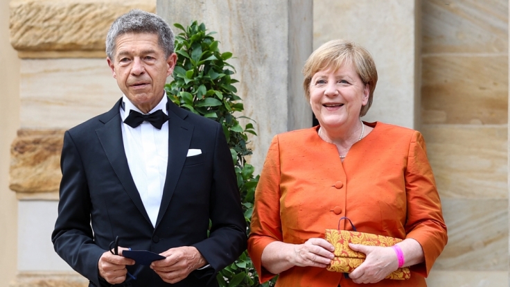 Joachim Sauer mit Ehefrau Angela Merkel bei den Richard-Wagner-Festspielen. (Foto)