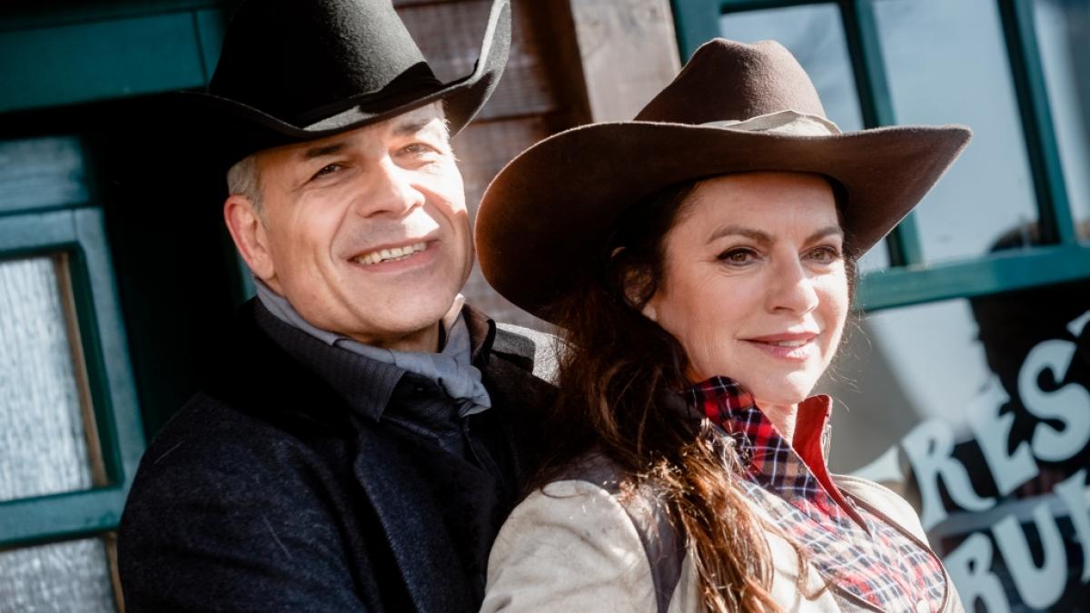Karsten Speck gemeinsam mit seiner Schauspielkollegin Christine Neubauer bei den Karl-May-Festspielen 2018. (Foto)