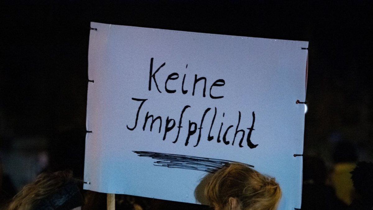 Impfgegener &auml;tzen weiter gegen die Impfpflicht und beziehen sich nun auf einen rechtlich nicht bindenden EU-Beschluss. (Foto)