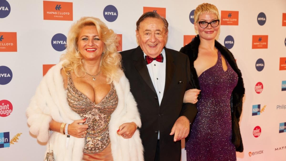 Ein Bild aus gl&uuml;cklichen Tages: Richard "M&ouml;rtel" Lugner mit seiner langj&auml;hrigen Weggef&auml;hrtin Sonja Sch&ouml;nanger (li.), die er z&auml;rtlich "K&auml;fer" nannte. (Foto)