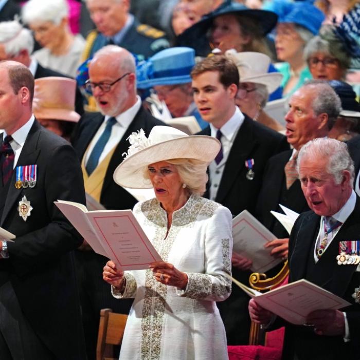 Brodelnde Trennungsgerüchte! Sie nehmen nach dem Tod der Queen Abschied