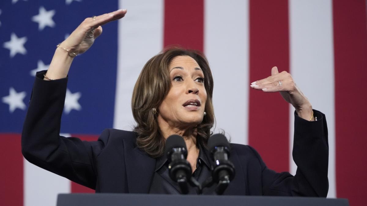 Kamala Harris spricht bei einer Wahlkampfveranstaltung. (Foto)