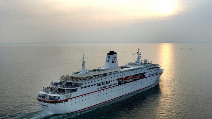 Der Kapitän hat die Polizeigewalt auf hoher See und kann den Verdächtigen auf einer Kabine festhalten, bis das Schiff den nächsten Hafen erreicht. (Symbolbild)