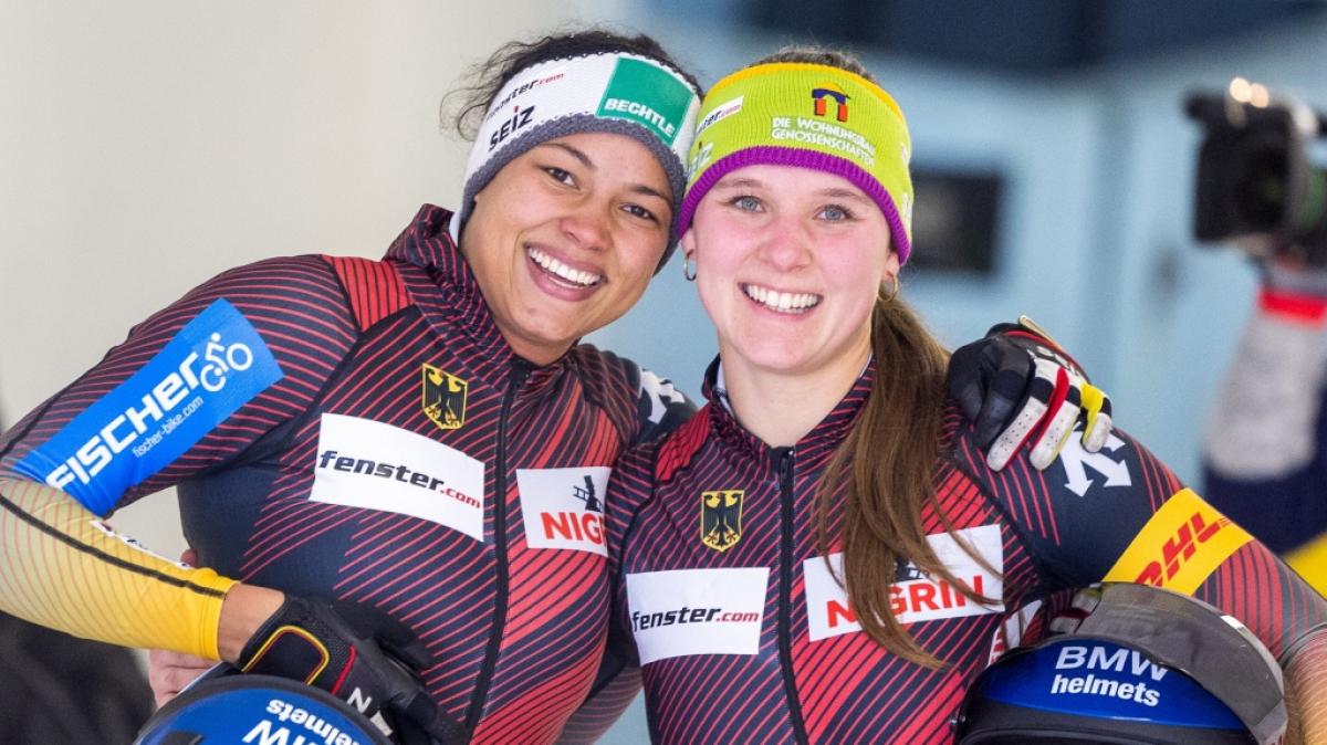 Vanessa Mark mit Teamkollegin Lisa Buckwitz. (Foto)