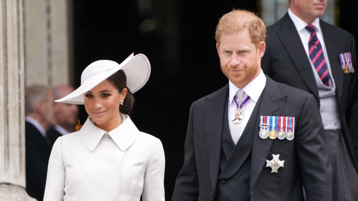 Ein Bild sagt mehr als tausend Worte: F&uuml;r Meghan Markle und Prinz Harry lief's beim Blitzbesuch in Gro&szlig;britannien nicht nach Plan. (Foto)