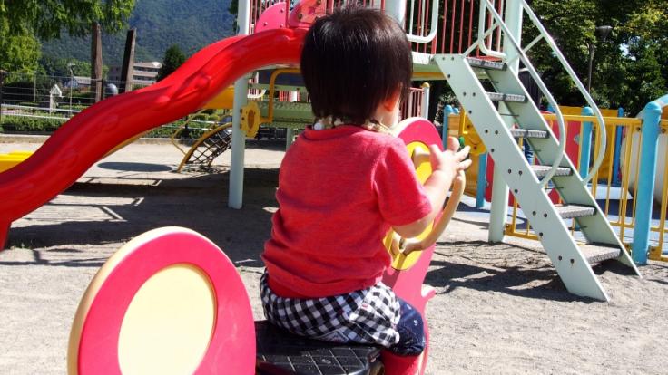 Ein Vater stürzte auf einem Spielplatz auf sein Kind.