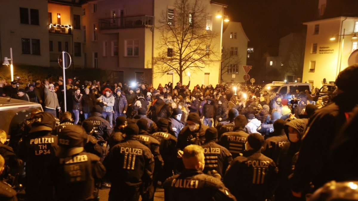 Bei gewaltsamen Corona-Protesten in Deutschland wurden mehrere Polizisten verletzt. (Foto)