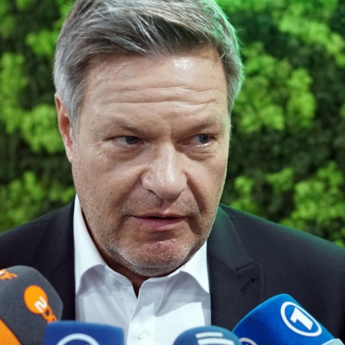 Minister überrascht mit Antwort auf Kanzlerfrage - und verheddert sich