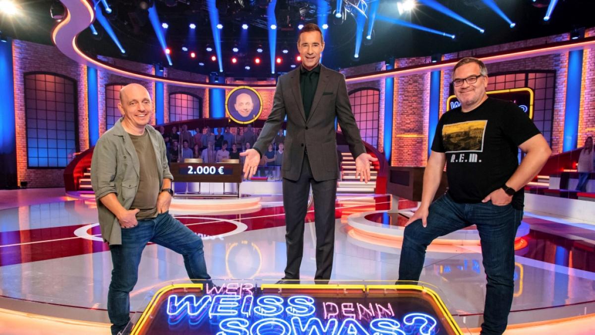 Bernhard Ho&euml;cker (l.), Moderator Kai Pflaume (Mitte) und Elton (r.) waren ein eingespieltes Team bei "Wer wei&szlig; denn sowas?". Letzterer verl&auml;sst die beliebte ARD-Quizshow. &Uuml;ber seinen Nachfolger wird noch spekuliert. (Foto)