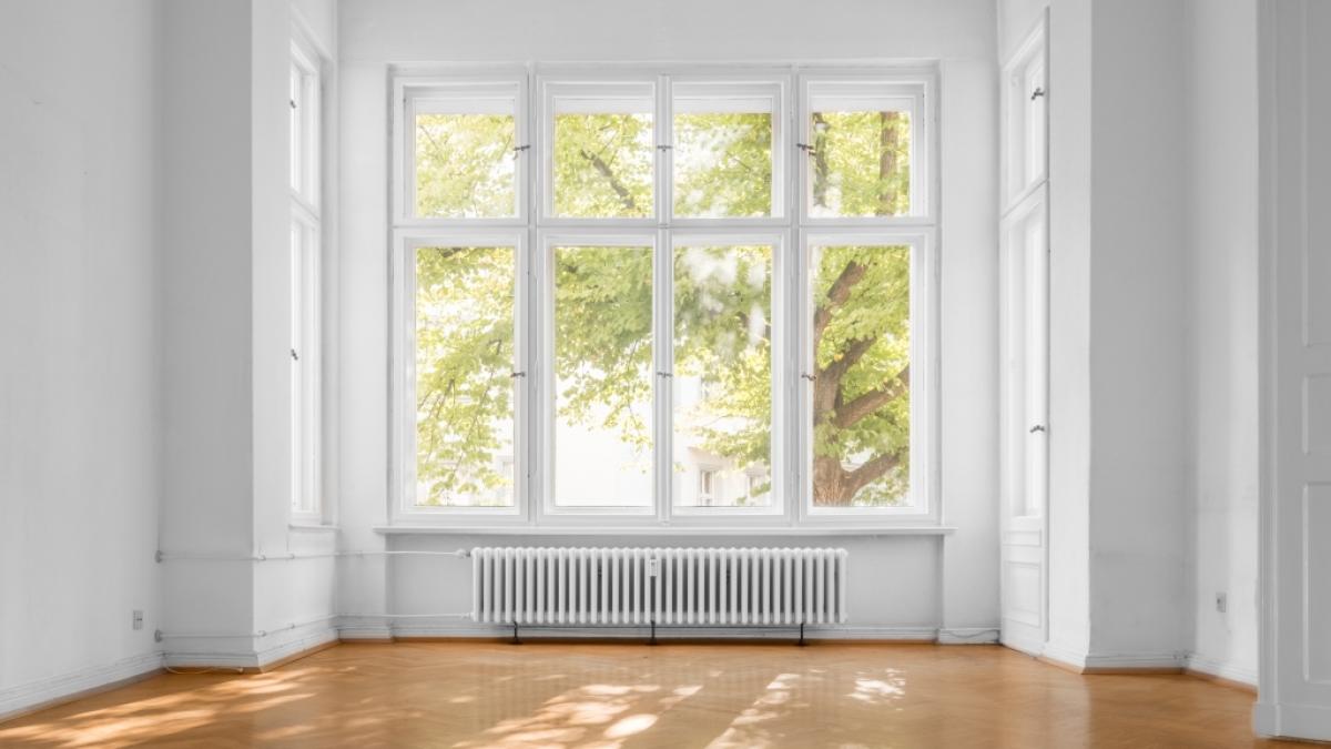 Fenster ben&ouml;tigen regelm&auml;&szlig;ige Pflege, um Energiekosten zu sparen (Foto)