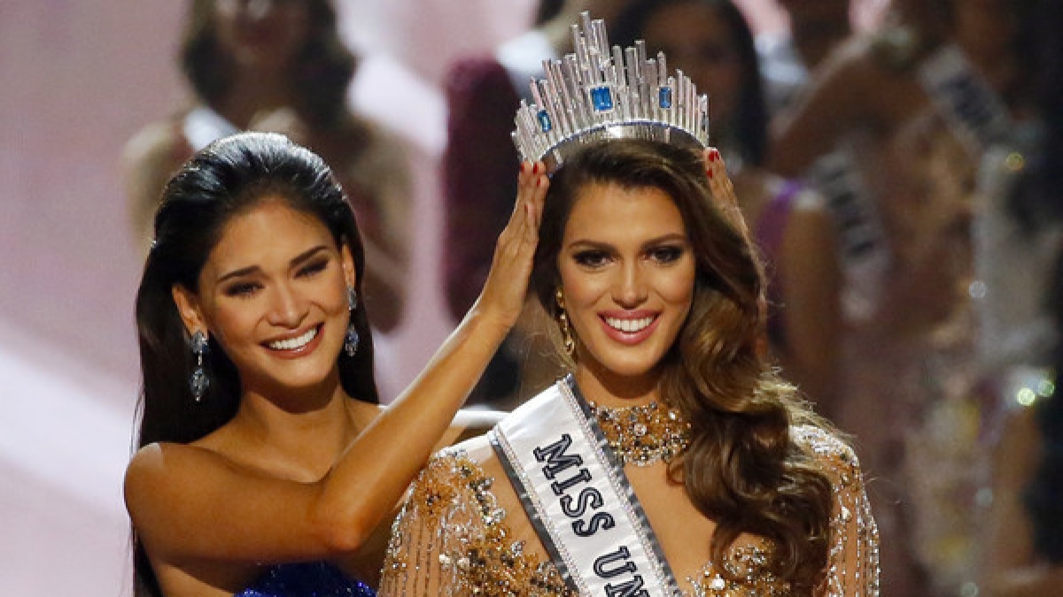 "Miss Universe" Iris Mittenaere bekommt die Krone von der Vorjahressiegerin Pia Wutzbach &uuml;berreicht. (Foto)