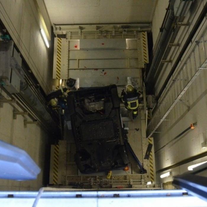 Kleinwagen brettert in Aufzugschacht und stürzt metertief ab