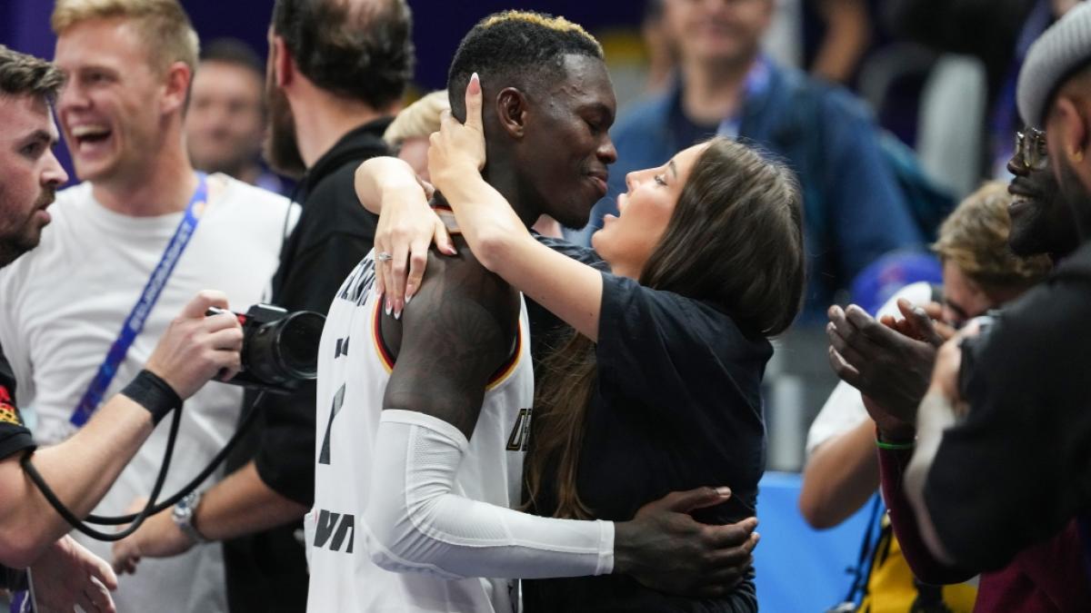 Dennis Schr&ouml;ders Ehefrau Ellen Ziolo dr&uuml;ckt ihrem Champion einen leidenschaftlichen Kuss auf den Mund. (Foto)