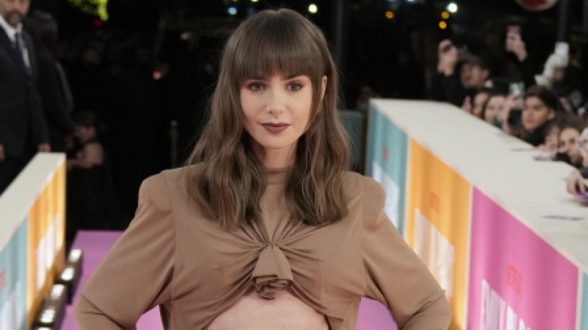 Lily Collins verzauberte ihre Fans in einem braunen Kleid mit verf&uuml;hrerischem Cut-Out. (Foto)