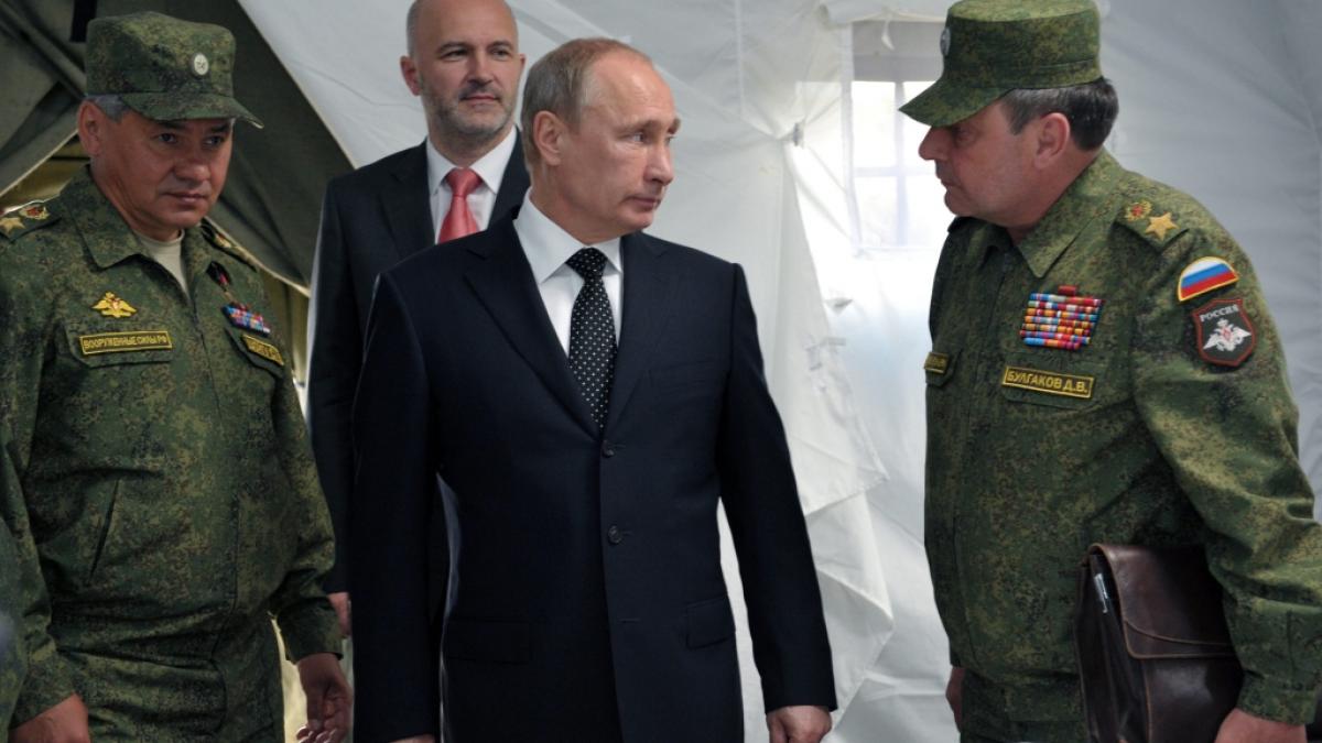 Die Zeiten, in denen Dmitri Bulgakow (re.) Wladimir Putin als Vizeverteidigungsminister nahestand, sind vorbei: Jetzt sitzt der Russen-General wegen Korruption in Haft. (Foto)