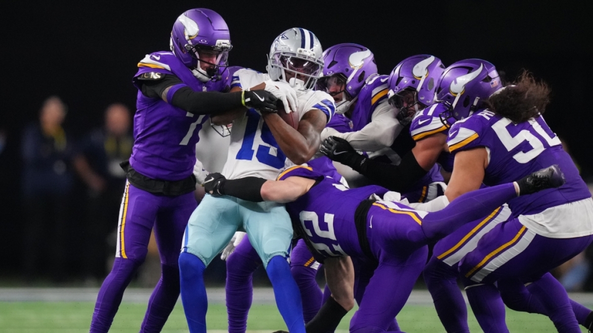 Die Minnesota Vikings Gang-tackeln einen Spieler der Dallas Cowboys, am 14.12.2025. (Symbolbild) (Foto)