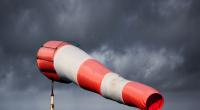 Der Deutsche Wetterdienst (DWD) warnt vor teils schweren Sturmböen zum Wochenbeginn.