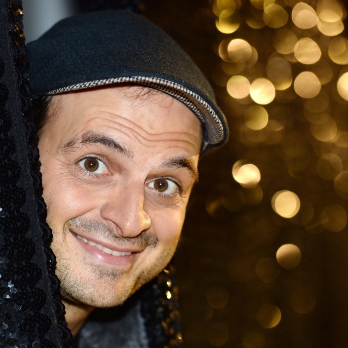 Wohin hat es den Comedian der Liebe wegen verschlagen?