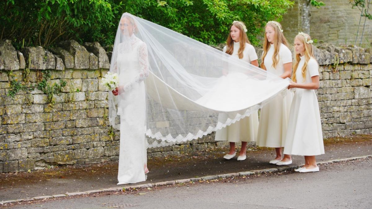 Die Braut Harriet Sperling und ihre Brautjungfern Georgina Sperling, Savannah Phillips und Isla Phillips kommen zu ihrer Hochzeit mit Peter Phillips in der All Saints Church in Kemble, Gloucestershire, an. (Foto)