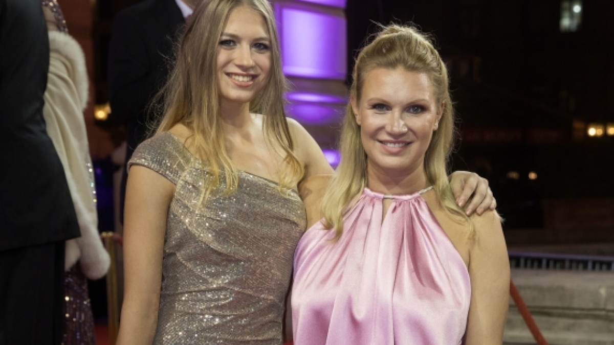 Magdalena Brzeska und ihre Tochter Noemi (l) beim 36. Deutschen Sportpresseball 2017. (Foto)