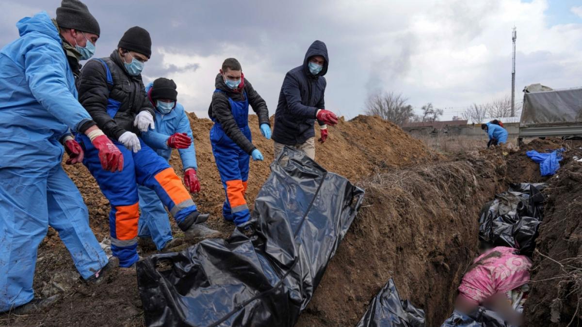 Verst&ouml;rende Kriegsbilder aus der Ukraine: Fotos zeigen Massengr&auml;ber in Mariupol. (Foto)