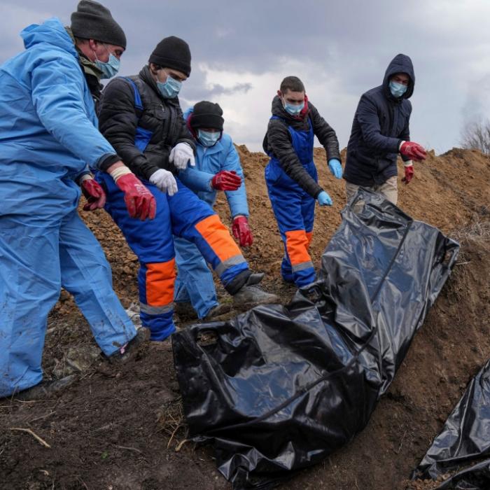 Schock-Fotos zeigen Massengräber in Mariupol